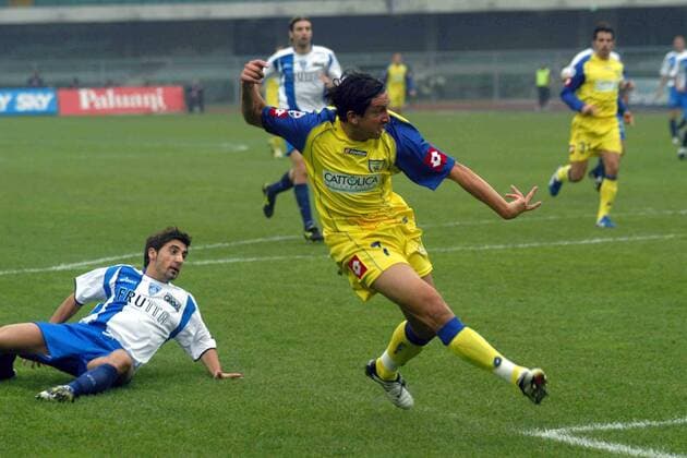 Franco Semioli (Chievo Verona, re.) erzielt das Tor zum 1:0, li. Riccardo Bonetto (Empoli) -  Fußball Herren Serie A 2005 2006, 1. Italienische Liga, AC Chievo Verona - Empoli FC 2:2 Gruppe Chievo Dynamik,