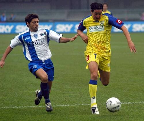 Franco Semioli (Chievo Verona, re.) gegen Riccardo Bonetto (Empoli) -  Fußball Herren Serie A 2005 2006, 1. Italienische Liga, AC Chievo Verona - Empoli FC 2:2 Gruppe Chievo Dynamik,