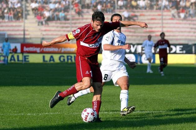 Francesco Cozza (Reggina, vorn) zieht ab, Luciano Zauri (Lazio) kommt zu spät -  Fußball Herren Serie A 2005 2006, 1. Italienische Liga, Reggina Calcio - Lazio Rom 1:0 Gruppe Reggio Calabria