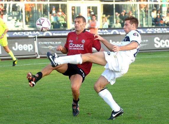 David Balleri (Livorno, li.) gegen Giovanni Pasquale (Parma) -  Fußball Herren Serie A 2005 2006, 1. Italienische Liga, AS Livorno Gruppe Livorno Dynamik,