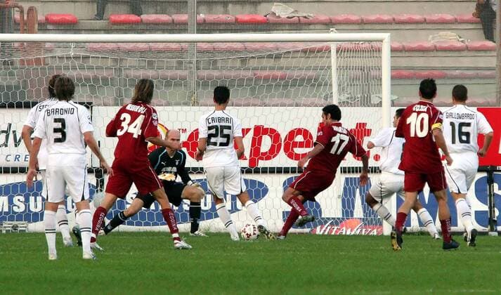 Nicola Amoruso (Reggina, 17) erzielt den Treffer zum 1:0 gegen Torwart Marco Ballotta und Emilson Cribari (25, beide Lazio) -  Fußball Herren Serie A 2005 2006, 1. Italienische Liga, Reggina Calcio - Lazio Rom 1:0 Gruppe Reggio Calabria Dynamik,