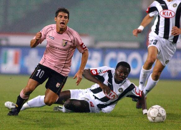Franco Brienza (Palermo, li.) wird von Ali Sulley Muntari (Udine) unsanft zu Fall gebracht -  Fußball Herren Serie A 2005 2006, 1. Italienische Liga, Udinese Calcio - US Palermo 0:0 Gruppe Udine Dynamik,