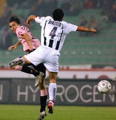 Andrea Carraciolo (Palermo, li.) gegen Valerio Bertotto (Udine) -  Fußball Herren Serie A 2005 2006, 1. Italienische Liga, Udinese Calcio - US Palermo 0:0 Gruppe Udine Dynamik,