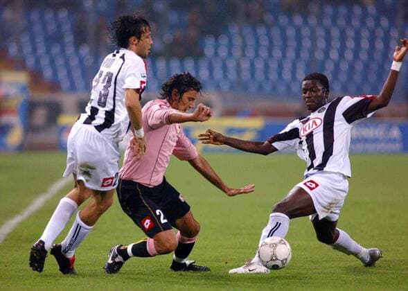 Cristian Zaccardo (Palermo, Mitte) gegen Stefano Mauri (li.) und Ali Sulley Muntari (beide Udine) -  Fußball Herren Serie A 2005 2006, 1. Italienische Liga, Udinese Calcio - US Palermo 0:0 Gruppe Udine Dynamik,