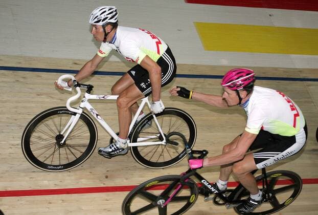 Rolf Aldag (vorn) und Erik Zabel (beide Deutschland) - Wechsel Radsport Herren 64. Dortmunder 6 Tage Rennen 2005, Sechstagerennen, Sechstage, Sechs, Sixdays, Six Days, Rad Gruppe Dortmund