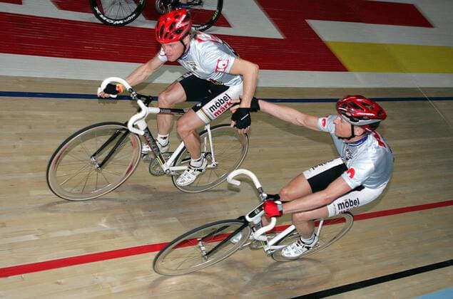 Bruno Risi (li.) und Kurt Betschart (beide Schweiz) - Wechsel Radsport Herren 64. Dortmunder 6 Tage Rennen 2005, Sechstagerennen, Sechstage, Sechs, Sixdays, Six Days, Rad Gruppe Dortmund