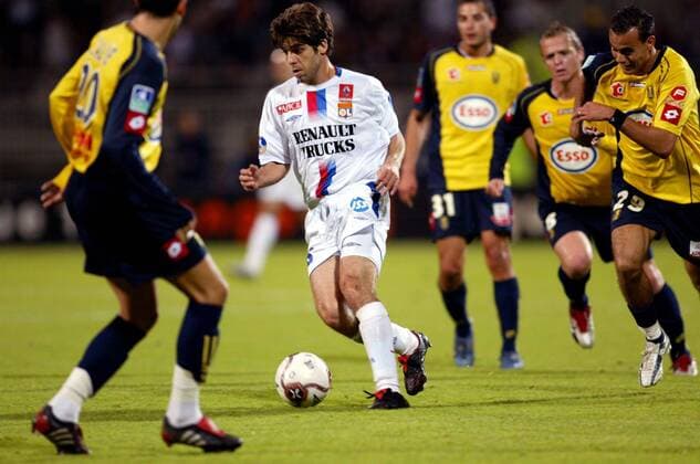 Juninho Pernambucano (2.v.li., Lyon) gegen Jaouad Zairi (re., Sochaux) Fußball Herren Ligue Une 2005 2006, 1. Französische Liga, Olympique Lyonnais - FC Sochaux Montbeliard 1:0, OL, Vdig Gruppe pan11300 Lyon  
