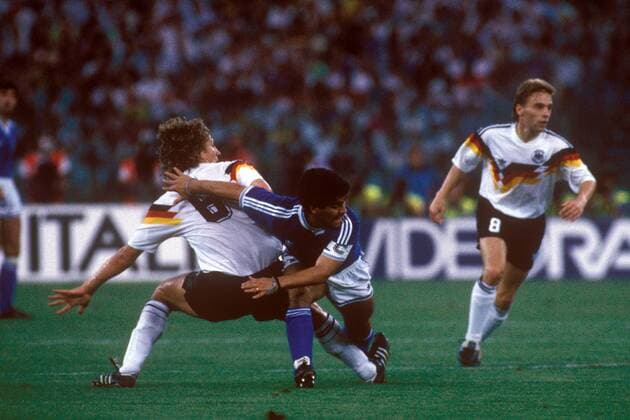 Guido Buchwald (BR Deutschland, li.) gegen Diego Armando Maradona (Argentinien, Mitte), daneben Thomas Häßler (BR Deutschland) Fußball WM Herren Weltmeisterschaft 1990, Nationalmannschaft, Nationalteam, Nationaltrikot, Länderspiel, Finale Gruppe o0 Aufmacher Rom Dynamik, Kampf,