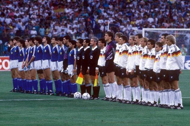 Mannschaften bei der Hymne, v.re.: Klinsmann, Berthold, Häßler, Littbarski, Brehme, Kohler, Völler, Augenthaler, Buchwald, Torwart Illgner, Matthäus (alle BR Deutschland), Linienrichter Michal Listkiewicz (Polen), FIFA Schiedsrichter Edgardo Codesal ... Fußball WM Herren Weltmeisterschaft 1990, Nationalmannschaft, Nationalteam, Nationaltrikot, Länderspiel, Finale, Totale Mannschaftsfoto, Nationalhymne, Torhüter Rom, Schiri, Referee, Unparteiischer, Assistent