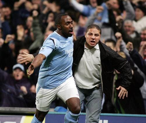 Darius Vassell (Manchester City) jubelt mit einem Fan -  Fußball Herren English Premier League 2005 2006, 1. Englische Liga, Manchester City Gruppe Manchester Freude,