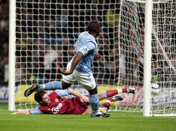 Darius Vassell (Manchester City, vorn) erzielt das 1:0 gegen Liam Ridgewell (Aston Villa) -  Fußball Herren English Premier League 2005 2006, 1. Englische Liga, Manchester City - Aston Villa 3:1 Gruppe Manchester Dynamik,