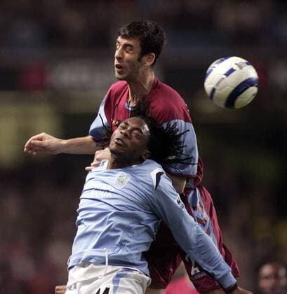 Mark Delaney (Aston Villa, hi.) gegen Kizito Musampa (Manchester City) - EDITORIAL USE ONLY. No use with unauthorised audio, video, data, fixture lists, club league logos or live services. Online in-match use limited to 120 images, no video emulation. No use in betting, games or single club league player publications. Fußball Herren English Premier League 2005 2006, 1. Englische Liga, Manchester City - Aston Villa 3:1 Gruppe Manchester Dynamik, Kampf,