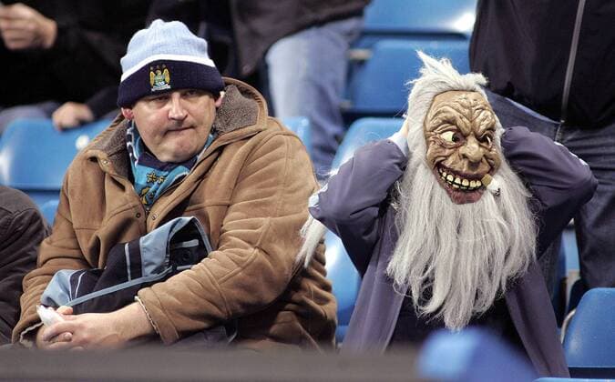 Ein Manchester City Fan mit Halloweenmaske - EDITORIAL USE ONLY. No use with unauthorised audio, video, data, fixture lists, club league logos or live services. Online in-match use limited to 120 images, no video emulation. No use in betting, games or single club league player publications. Fußball Herren English Premier League 2005 2006, 1. Englische Liga, Manchester City Gruppe Manchester