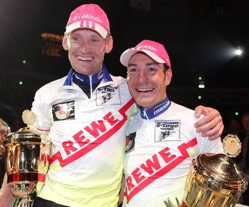 Rolf Aldag (li.) und Erik Zabel (beide Deutschland) jubeln mit ihren Pokalen über den Sieg beim Dortmunder Sechstagerennen 2005 Radsport Herren 64. Dortmunder 6 Tage Rennen 2005, Sechstagerennen, Sechstage, Sechs, SixDays, Six Days, Rad Gruppe Dortmund Begeisterung, Freude,
