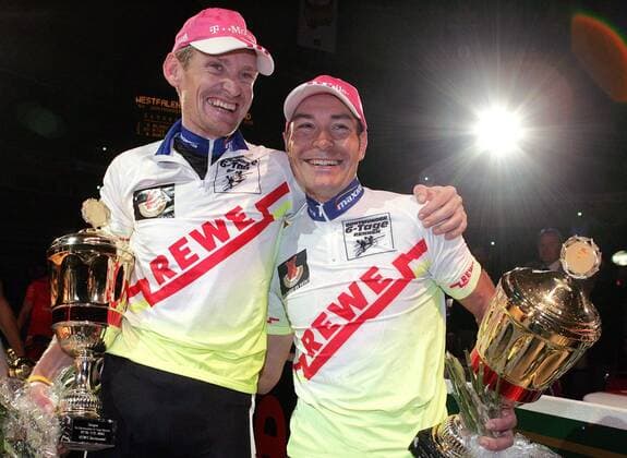 Rolf Aldag (li.) und Erik Zabel (beide Deutschland) jubeln mit ihren Pokalen über den Sieg beim Dortmunder Sechstagerennen 2005 Radsport Herren 64. Dortmunder 6 Tage Rennen 2005, Sechstagerennen, Sechstage, Sechs, SixDays, Six Days, Rad Gruppe REWE, Wirtschaft Dortmund Begeisterung, Freude,