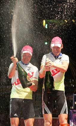 Rolf Aldag (li.) und Erik Zabel (beide Deutschland) jubeln mit einer Sektdusche über ihren Sieg beim Dortmunder Sechstagerennen 2005 Radsport Herren 64. Dortmunder 6 Tage Rennen 2005, Sechstagerennen, Sechstage, Sechs, SixDays, Six Days, Rad Gruppe Flasche, Champagnerflaschen, Sektflaschen Dortmund Begeisterung, Freude,