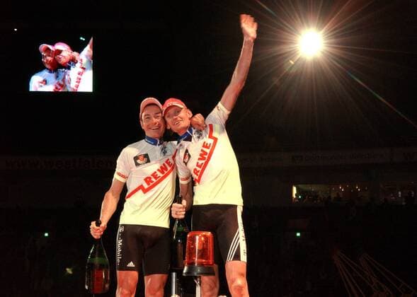 Siegerehrung Dortmunder Sechstagerennen 2005: Erik Zabel (li.) und Rolf Aldag (beide Deutschland) jubeln neben ihrem Bild auf der Anzeigetafel über den Sieg Radsport Herren 64. Dortmunder 6 Tage Rennen 2005, Sechstagerennen, Sechstage, Sechs, Sixdays, six days, Rad Gruppe Anzeige, Tafel, Videowand, Sieger, Abbild Dortmund Begeisterung, Freude,