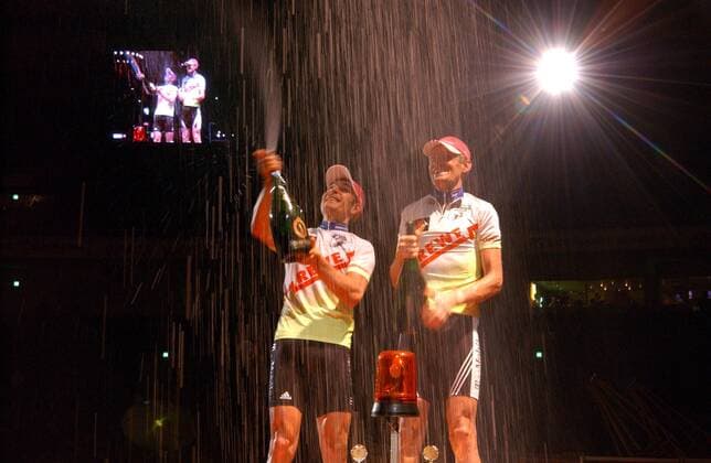 Siegerehrung Dortmunder Sechstagerennen 2005: Erik Zabel (li.) und Rolf Aldag (beide Deutschland) jubeln mit einer Champagnerdusche über den Sieg Radsport Herren 64. Dortmunder 6 Tage Rennen 2005, Sechstagerennen, Sechstage, Sechs, Sixdays, six days, Rad Gruppe Spritzer, Sektspritzer, Anzeige, Tafel, Videowand Dortmund Begeisterung, Freude,
