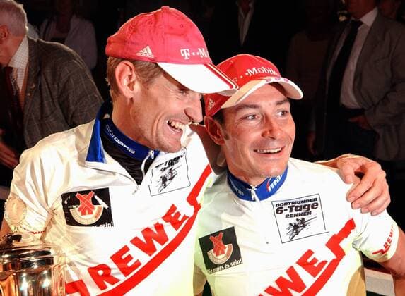 Siegerehrung Dortmunder Sechstagerennen 2005: Rolf Aldag (li.) und Erik Zabel (beide Deutschland) jubeln über ihren Sieg Radsport Herren 64. Dortmunder 6 Tage Rennen 2005, Sechstagerennen, Sechstage, Sechs, Sixdays, six days, Rad Gruppe Dortmund Begeisterung, Freude,