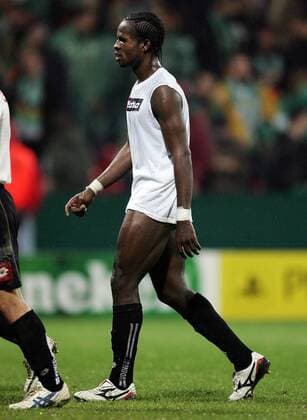 Christian Obodo (Udine) schleicht unten ohne vom Platz Fußball EC 1 Herren Champions League 2005 2006, Udinese Calcio Einzelbild Bremen Enttäuschung, Komik,