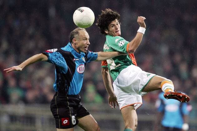 Nelson Haedo Valdez (Bremen, re.) gegen Roberto Sensini (Udine) Fußball EC 1 Herren Champions League 2005 2006, SV Werder Bremen - Udinese Calcio 4:3 Gruppe Bremen Dynamik,