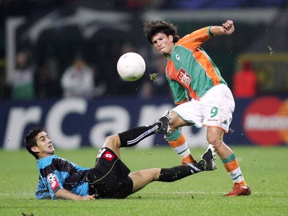Nelson Haedo Valdez (Bremen, re.) gegen Giampiero Pinzi (Udine) Fußball EC 1 Herren Champions League 2005 2006, SV Werder Bremen - Udinese Calcio 4:3 Gruppe Bremen Dynamik, Kampf,