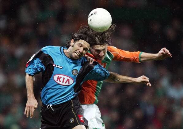 Vincent Candela (Udine, li.) gegen Torsten Frings (Bremen) Fußball EC 1 Herren Champions League 2005 2006, SV Werder Bremen - Udinese Calcio 4:3 Gruppe Bremen Dynamik,