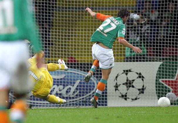 Christian Schulz (Bremen) ist durch eine misslungene Einlage seines Torwarts irritiert und trifft zum 3:3 ins eigene Tor Fußball EC 1 Herren Champions League 2005 2006, SV Werder Bremen Gruppe Bremen Dynamik,
