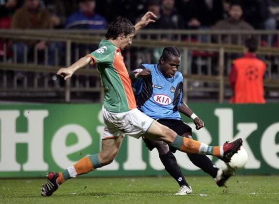 Christian Obodo (Udine, re.) gegen Frank Baumann (Bremen) Fußball EC 1 Herren Champions League 2005 2006, SV Werder Bremen - Udinese Calcio 4:3 Gruppe Bremen Dynamik,