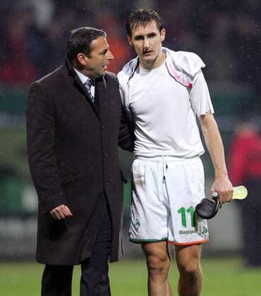 Sportdirektor Klaus Allofs (li.) im Gespräch mit Miroslav Klose (beide Bremen) Fußball EC 1 Herren Champions League 2005 2006, SV Werder Bremen Gruppe Bremen