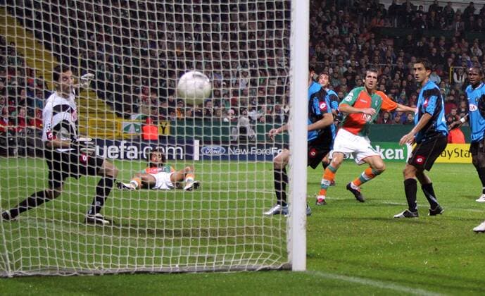 Johan Micoud (Bremen, 3. v. re.) erzielt das 4:3, Torwart de Sanctis (Udine) ist machtlos Fußball EC 1 Herren Champions League 2005 2006, SV Werder Bremen - Udinese Calcio 4:3 Gruppe Bremen