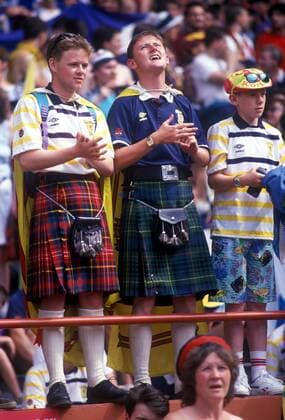 Zwei schottische Fans im traditionellen Kilt Fußball WM Herren Weltmeisterschaft 1990, Nationalmannschaft, Nationalteam, Nationaltrikot, Länderspiel, Gruppe C Gruppe o0 Zeitgeist 90er 90 er Jahre Genua