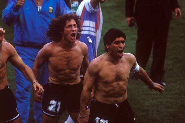 Diego Armando Maradona (re.) und Pedro Troglio (beide Argentinien) bejubeln ausgelassen den Halbfinaleinzug Fußball WM Herren Weltmeisterschaft 1990, Nationalmannschaft, Nationalteam, Nationaltrikot, Länderspiel, Viertelfinale Gruppe Florenz Glück, Begeisterung, Freude,