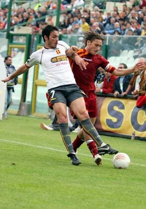 Francesco Totti (Roma, re. ) gegen Gaetano D Agostino (Messina) -  Fußball Herren Serie A 2005 2006, 1. Italienische Liga, FC Messina - AS Rom Gruppe Messina Dynamik, Kampf,