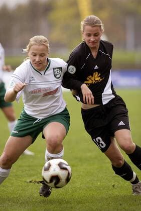 Frauke Renner (Brauweiler, li.) gegen Sarah Günther (FFC Frankfurt) Fußball 1. BL Damen DFB Pokal 2005 2006, Pokalspiel, Frauen, Frauenfußball, 1.FFC Frankfurt - FFC Brauweiler Pulheim 5:0 Gruppe Frankfurt M. Dynamik,