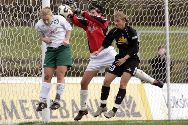 Sarah Günther (FFC Frankfurt, re.) gegen Torfrau Britta Trescher und Frauke Renner (beide Brauweiler) Fußball 1. BL Damen DFB Pokal 2005 2006, Pokalspiel, Frauen, Frauenfußball, 1.FFC Frankfurt - FFC Brauweiler Pulheim 5:0 Gruppe Frankfurt M. Dynamik,