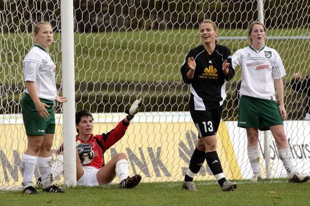 Sarah Günther (FFC Frankfurt, 2.v.re.) - Torjubel, Torfrau Britta Trescher reklamiert, Frauke Renner (beide Brauweiler, li.) fassungslos Fußball 1. BL Damen DFB Pokal 2005 2006, Pokalspiel, Frauen, Frauenfußball, 1.FFC Frankfurt - FFC Brauweiler Pulheim 5:0 Gruppe Frankfurt M.