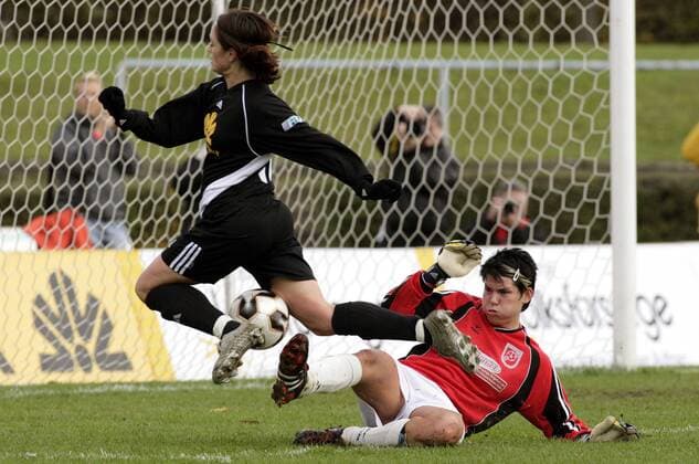 Torfrau Britta Trescher (Brauweiler) foult Renate Lingor (FFC Frankfurt) Fußball 1. BL Damen DFB Pokal 2005 2006, Pokalspiel, Frauen, Frauenfußball, 1.FFC Frankfurt - FFC Brauweiler Pulheim 5:0 Gruppe Frankfurt M. Dynamik, Kampf,