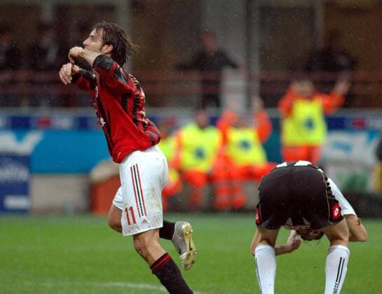 Alberto Gilardino (Milan) jubelt während ein Spieler von Udine enttäuscht nach unten schaut -  Fußball Herren Serie A 2005 2006, 1. Italienische Liga, AC Mailand - Udinese Calcio 5:1 Gruppe Mailand Freude,