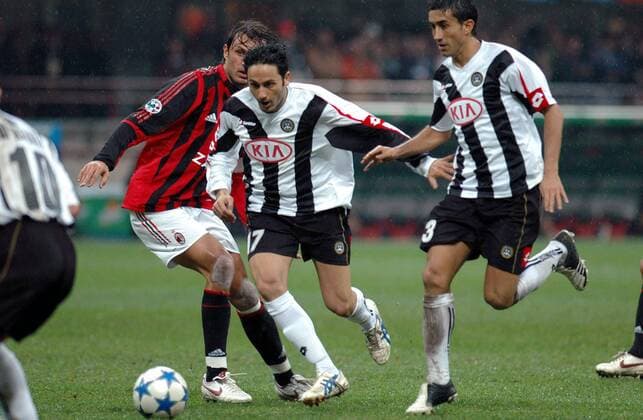Paolo Maldini (Milan, li.) gegen David Di Michele (Mitte) und Giampiero Pinzi (beide Udine) -  Fußball Herren Serie A 2005 2006, 1. Italienische Liga, AC Mailand - Udinese Calcio 5:1 Gruppe Mailand Dynamik,