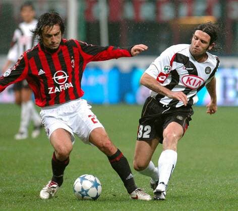 Andrea Pirlo (Milan, li.) gegen Vincent Candela (Udine) -  Fußball Herren Serie A 2005 2006, 1. Italienische Liga, AC Mailand - Udinese Calcio 5:1 Gruppe Mailand Dynamik,