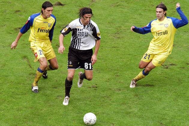 Erjon Bogdani (Siena, Mitte) gegen Davide Mandelli (li.) und Paolo Sammarco (beide Chievo Verona) -  Fußball Herren Serie A 2005 2006, 1. Italienische Liga, AC Siena - AC Chievo Verona 0:1 Gruppe Siena