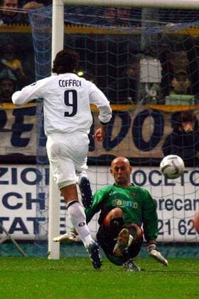 Bernardo Corradi (Parma, li.) bezwingt Torwart Vincenzo Sicignano (Lecce) -  Fußball Herren Serie A 2005 2006, 1. Italienische Liga, FC Parma - US Lecce Gruppe Parma