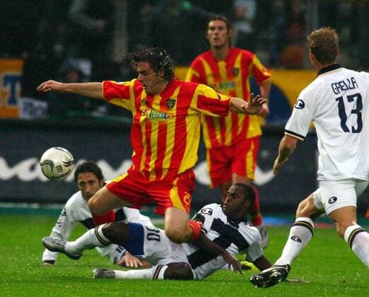 Fabio Simplicio (Parma, 3.v.li.) mit hartem Einsatz gegen Lorenzo Stovini (Lecce) -  Fußball Herren Serie A 2005 2006, 1. Italienische Liga, FC Parma - US Lecce 2:0 Gruppe Parma Dynamik, Kampf,