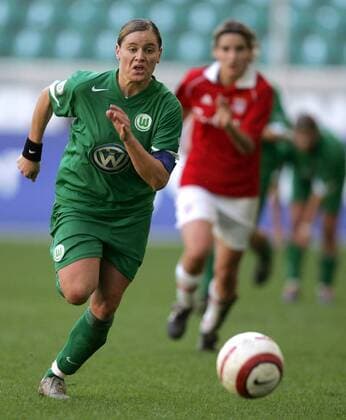 Martina Müller (Wolfsburg) am Ball Fußball Damen DFB Pokal 2005 2006, Pokalspiel, Frauen, Frauenfußball, VfL Wolfsburg Einzelbild Wolfsburg Dynamik,