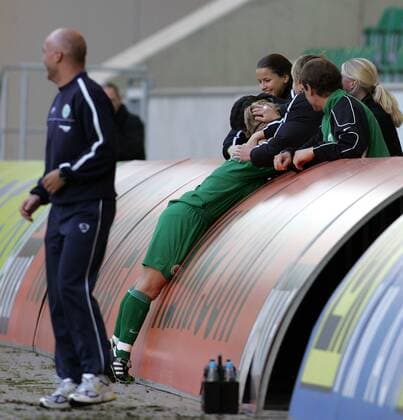 Simone Wackerhage wird von den Teamkolleginnen beim Torjubel fast über die Bande gezogen, vorn Trainer Bernd Huneke (beide Wolfsburg) Fußball Damen DFB Pokal 2005 2006, Pokalspiel, Frauen, Frauenfußball, VfL Wolfsburg Gruppe Wolfsburg Freude,