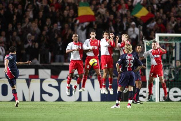 Pauleta (Paris St. Germain, li.) - Freistoß, die gesamte Mauer von Monaco in der Luft, v. li. Maicon, Gerard Lopez, Francois Modesto, Jaroslav Plasil, Lucas Bernardi - Edouard Cisse (2. v. re. ) und Jerome Rothen (beide Paris St. Germain) schauen zu Fußball Herren Ligue Une 2005 2006, 1. französische Liga, Paris Saint Germain - AS Monaco 0:0, PSG Gruppe pan11365 Paris Dynamik,