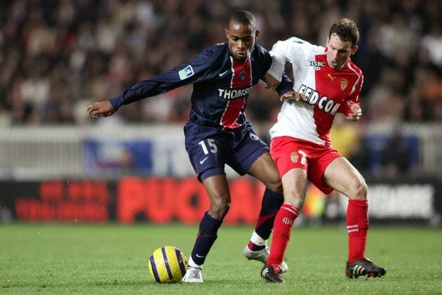Bonaventure Kalou (Paris St. Germain, li.) gegen Lucas Bernardi (Monaco) Fußball Herren Ligue Une 2005 2006, 1. französische Liga, Paris Saint Germain - AS Monaco 0:0, PSG Gruppe pan11365 Paris Dynamik,  