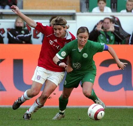 Bianca Eder (Bayern, li.) gegen Martina Müller (Wolfsburg) Fußball Damen DFB Pokal 2005 2006, Pokalspiel, Frauen, Frauenfußball, VfL Wolfsburg - FC Bayern München 2:4 Gruppe Wolfsburg Dynamik, Kampf
