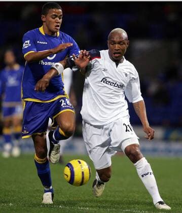 El Hadji Diouf (Bolton, re.) gegen Jermaine Jenas (Tottenham Hotspur) -  Fußball Herren English Premier League 2005 2006, 1. Englische Liga, Bolton Wanderers - Tottenham Hotspurs 1:0 Gruppe Bolton Dynamik,